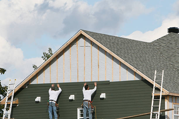 Professional Siding Installation technician working in Metamora, IL